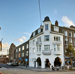 Vanaf de Stationsstraat. Het hoekpand en daartussen hoorden ook tot het bioscoopcomplex.
<br/>
Paul Paris, 28 augustus 2016